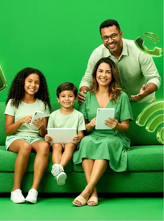 Família usando tablets com internet DTEL em sala de estar, mostrando satisfação com o serviço